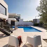 Old Olive Iii - Heated Pool - By Vivi Rent 빌라