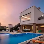Old Olive Iii - Heated Pool - By Vivi Rent *