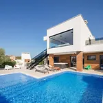 Old Olive Iii - Heated Pool - By Vivi Rent 빌라