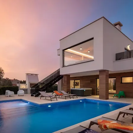 Old Olive Iii - Heated Pool - By Vivi Rent *