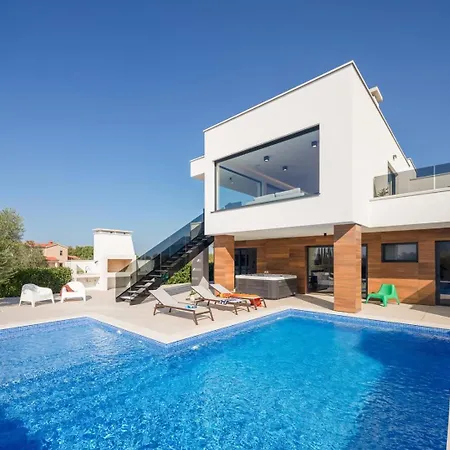 Old Olive Iii - Heated Pool - By Vivi Rent Villa